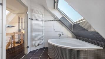 Een douche, een haardroger, handdoeken