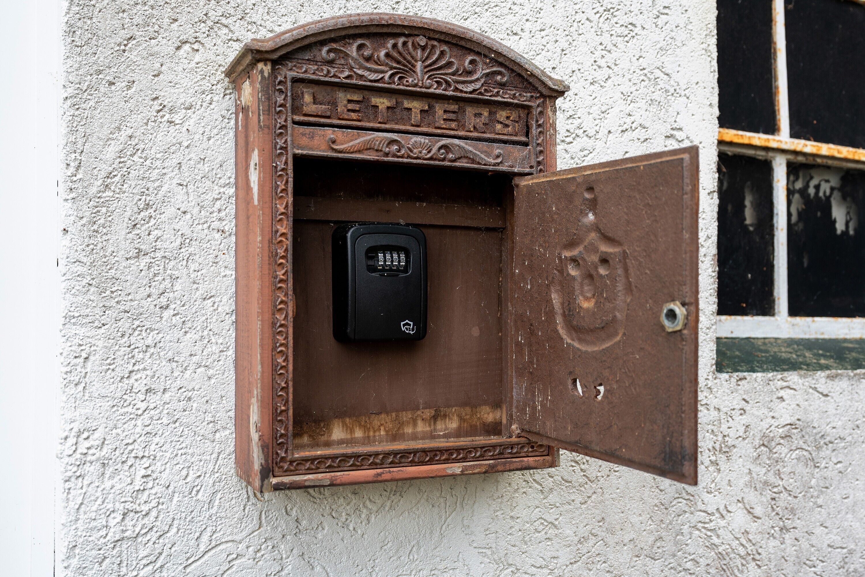 Un buzón antiguo con la palabra 'LETTERS' escrita encima.