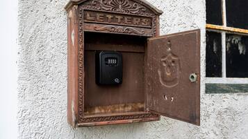 Un buzón antiguo con la palabra 'LETTERS' escrita encima.