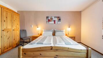 2 bedrooms, iron/ironing board, free WiFi, bed sheets