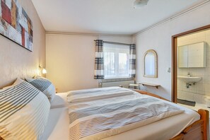 2 bedrooms, iron/ironing board, free WiFi, bed sheets