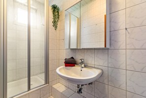 Douche, séchoir à cheveux, serviettes fournies