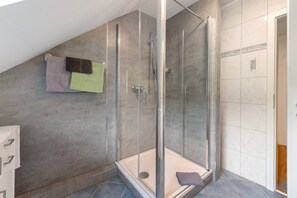 Douche, sèche-cheveux, serviettes fournies
