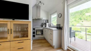 Een koelkast, een magnetron, een oven, een kookplaat