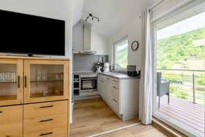 Fridge, microwave, oven, stovetop - Apartment 'Moselnest' with Lake View, Shared Garden and Wi-Fi (Briedel)