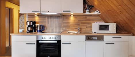 Geladeira, micro-ondas, fogão, cooktop