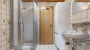 Chuveiro, toalhas de banho