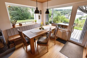 Dining - Apartment 'Am Quellental' with Private Terrace, Private Garden and Wi-Fi (Meinerzhagen)