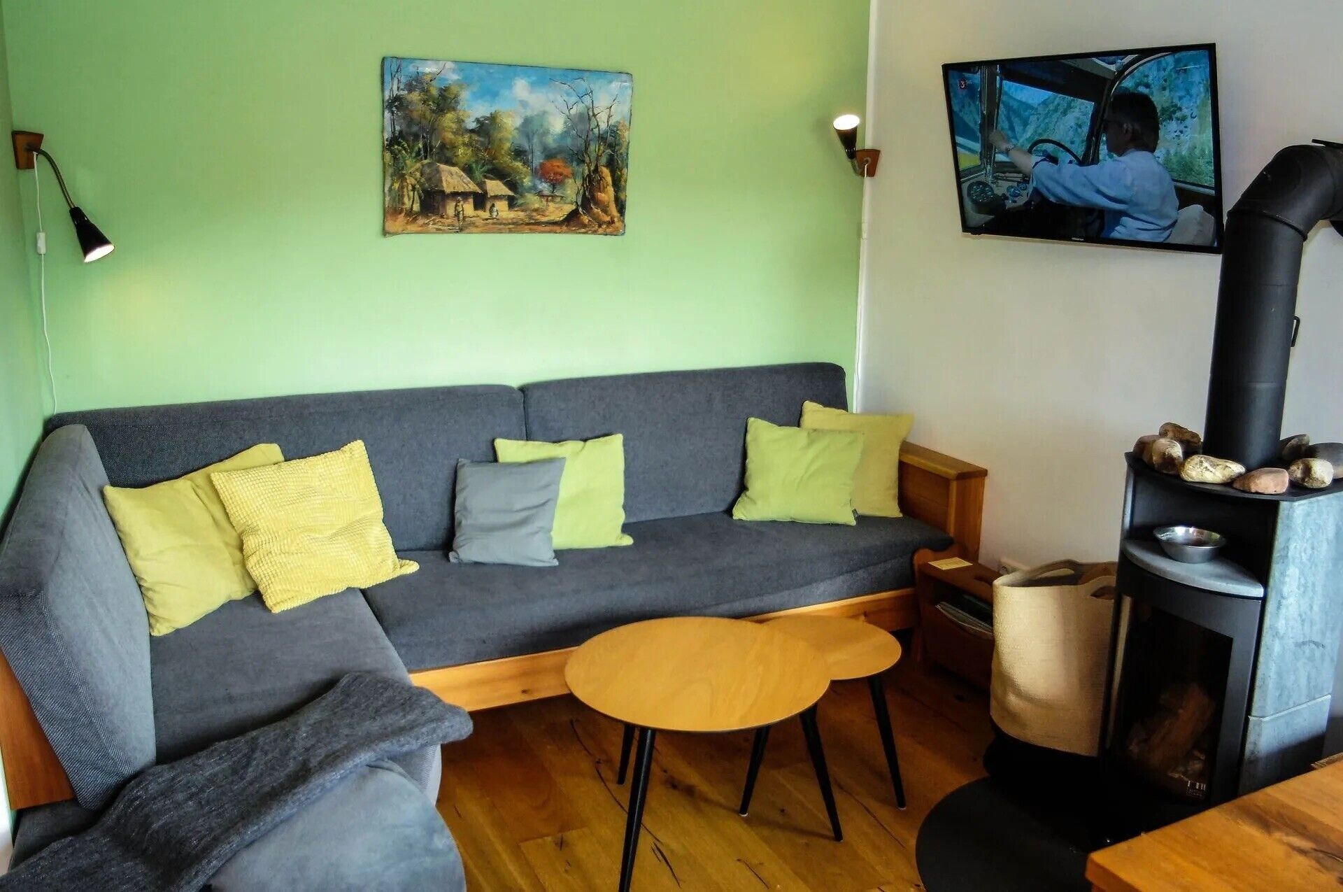 Televisie, een open haard en een tafeltennistafel