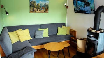 Televisie, een open haard en een tafeltennistafel