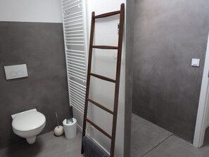 Shower, hair dryer, towels - Apartment 'Fewoimdorf' with Wi-Fi (Wertheim)