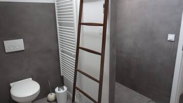 Een douche, een haardroger, handdoeken