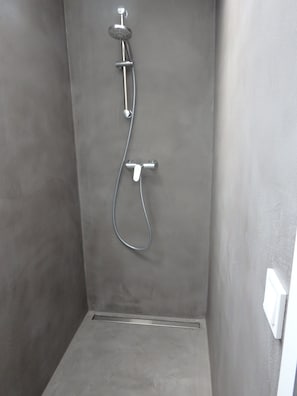 Dusj, hårføner og håndklær