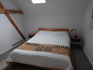 1 bedroom, free WiFi, bed sheets - Apartment 'Fewoimdorf' with Wi-Fi (Wertheim)