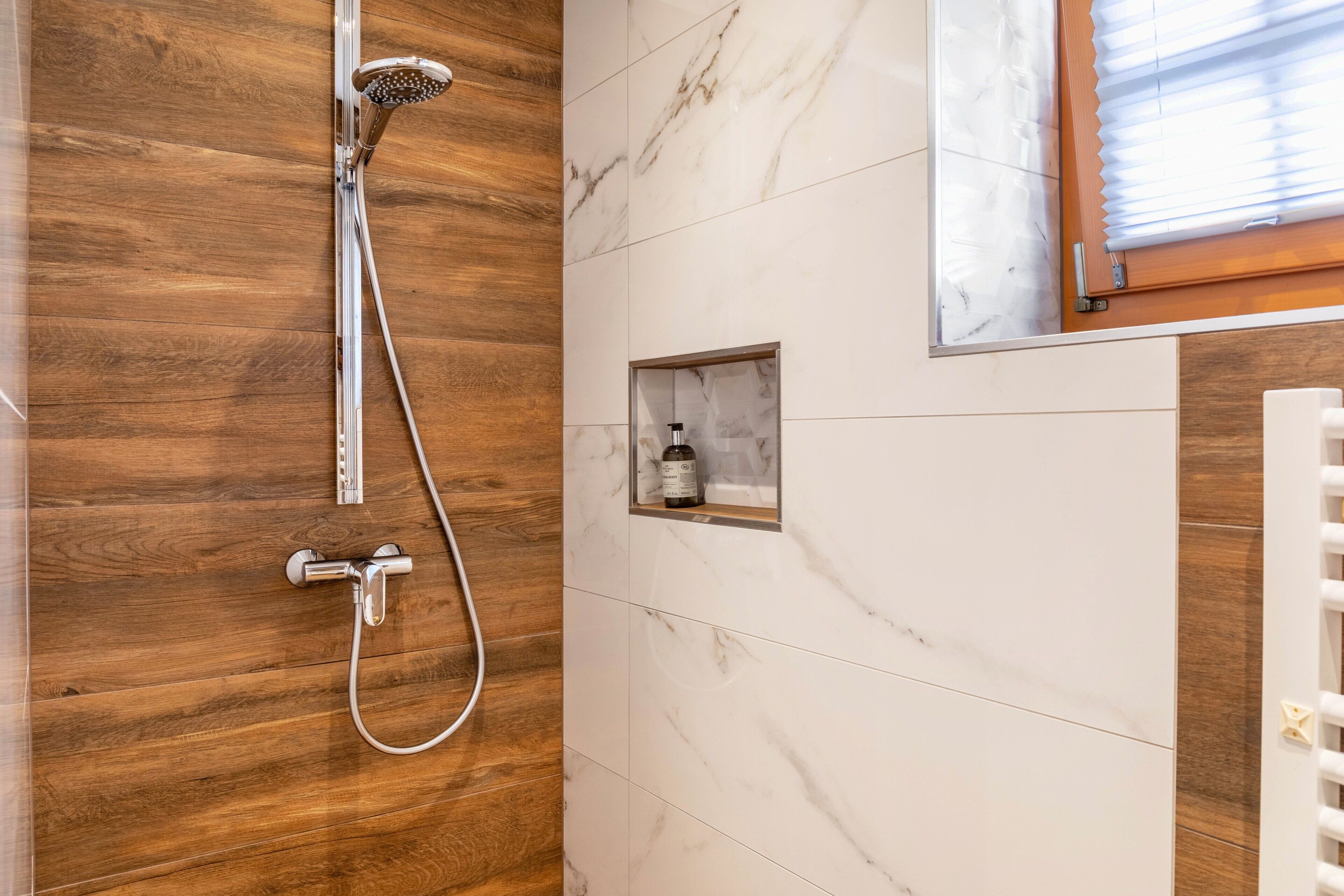 Een douche, een haardroger, handdoeken