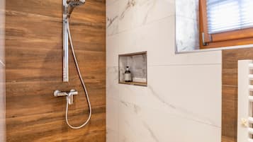 Een douche, een haardroger, handdoeken