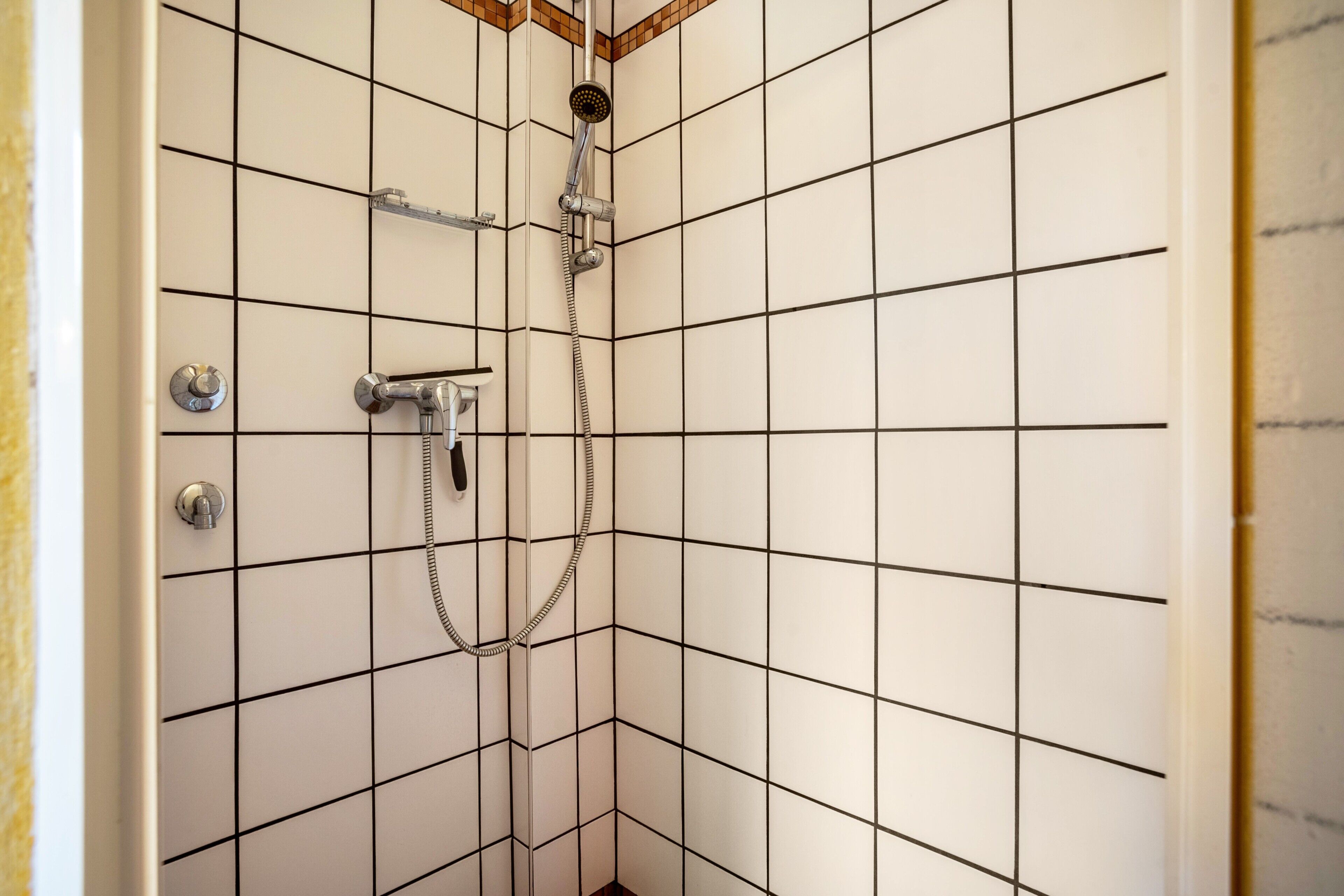 シャワー、ヘアドライヤー、タオル