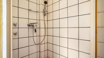 Dusch, hårtork och handdukar