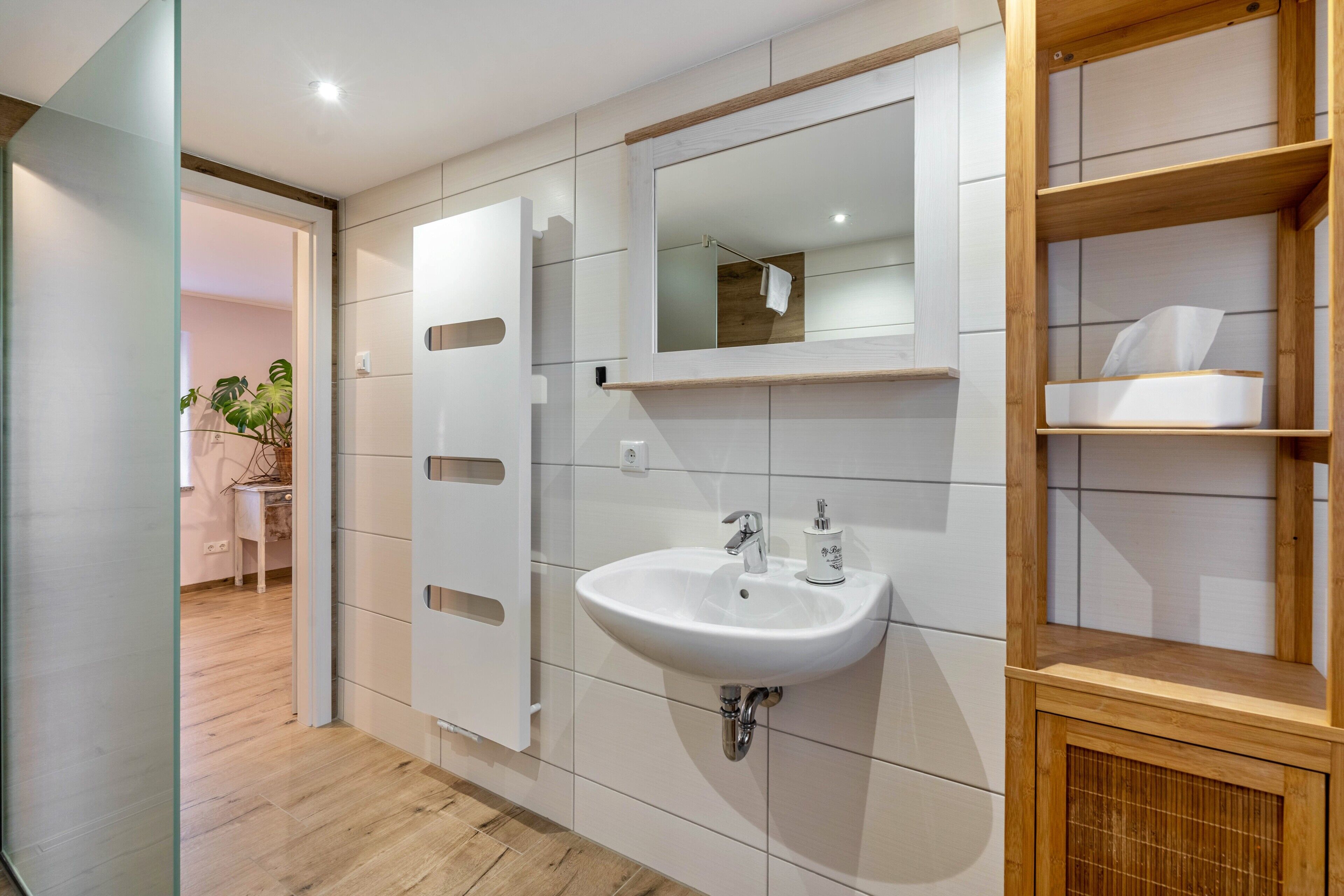 Chuveiro, secador de cabelo, toalhas de banho 