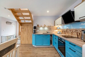 Jääkaappi, uuni, liesi, kahvin-/teenkeitin