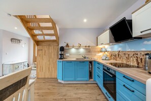 Jääkaappi, uuni, liesi, kahvin-/teenkeitin