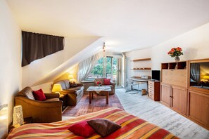 Free WiFi, bed sheets - Studio Apartment 'Ferienwohnung Weitblick' with Mountain View and Balcony (Bad Liebenzell)