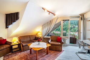 TV, stereo - Studio Apartment 'Ferienwohnung Weitblick' with Mountain View and Balcony (Bad Liebenzell)