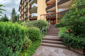 Exterior - Studio Apartment 'Ferienwohnung Weitblick' with Mountain View and Balcony (Bad Liebenzell)