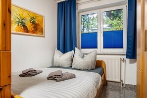 2 bedrooms, iron/ironing board, free WiFi, bed sheets