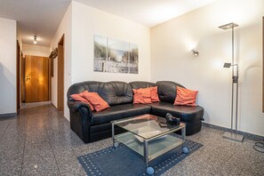 TV, DVD player, stereo - Apartment 'Haus Hügel - Wohnung 4' with Balcony and Wi-Fi (Binz)