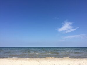A beach with clear skies and calm water. - Apartment 'Haus Hügel  - Wohnung 4' with Balcony and Wi-Fi (Binz)