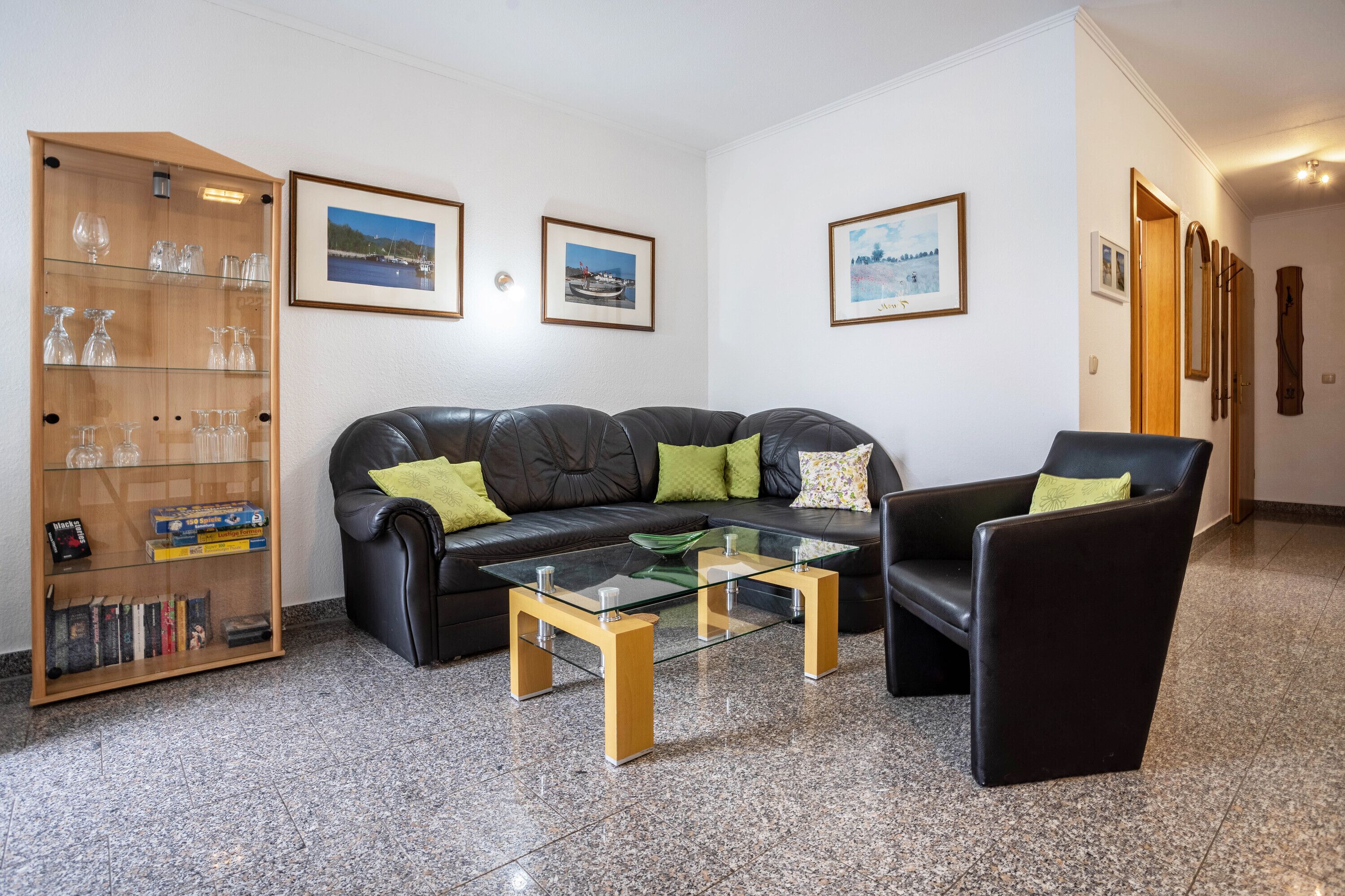 Televisie, een dvd-speler en een stereo