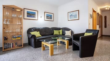 Televisie, een dvd-speler en een stereo