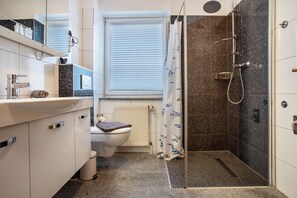 Shower, hair dryer, towels - Apartment 'Haus Hügel  - Wohnung 3' with Balcony and Wi-Fi (Binz)