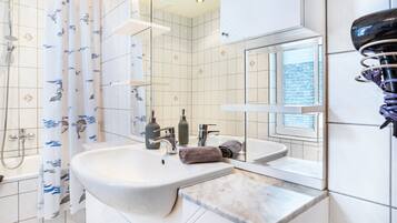 Douche, sèche-cheveux, serviettes fournies