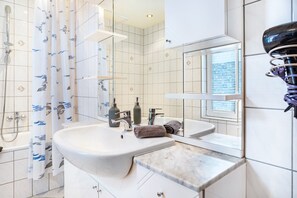 Dusche, Haartrockner, Handtücher