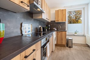 Kylskåp, mikrovågsugn, ugn och spishäll