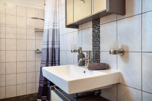 Dusche, Haartrockner, Handtücher