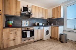 Køleskab, mikrobølgeovn, ovn, kogeplade