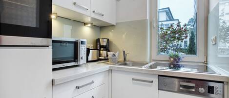 Een koelkast, een microgolfoven, een oven, een kookplaat