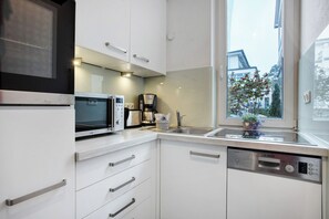 Fridge, microwave, oven, stovetop - Apartment 'Wohnung C1 - Haus A Cappella' with Balcony and Wi-Fi (Binz)