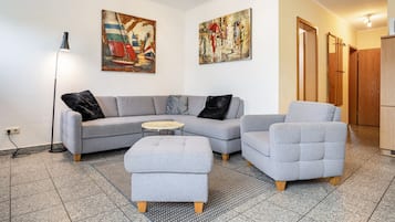 Een televisie, een dvd-speler en een stereo