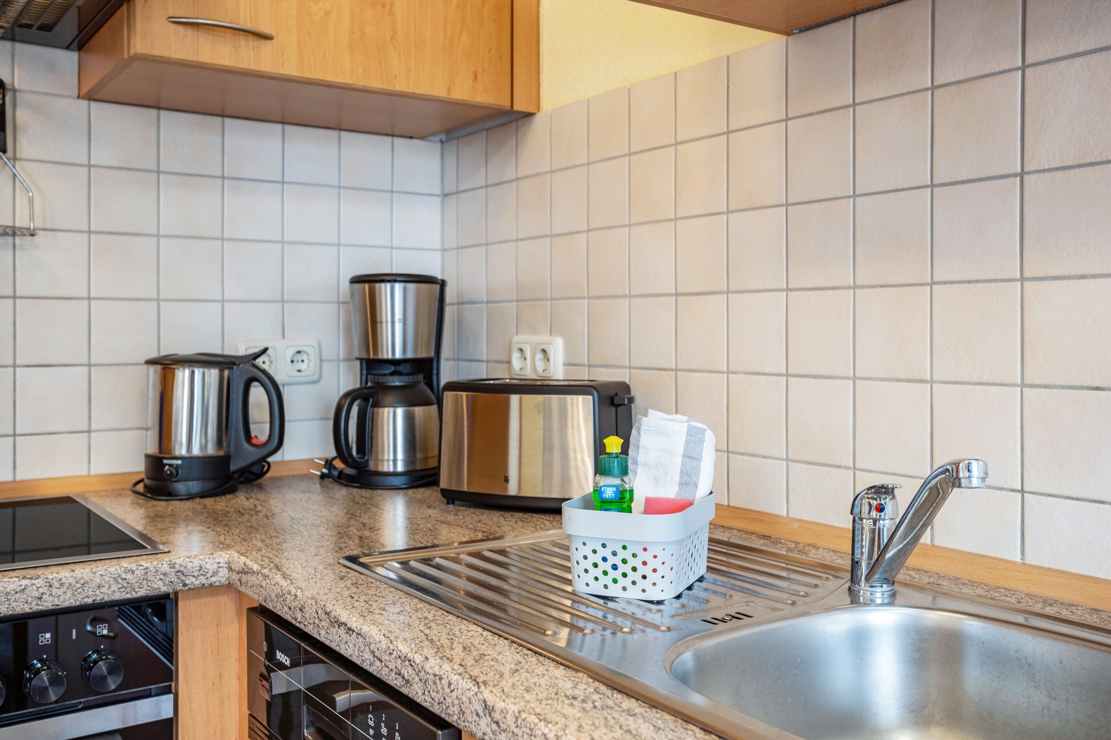 Cafetera y tetera, refrigerador, microondas y horno 