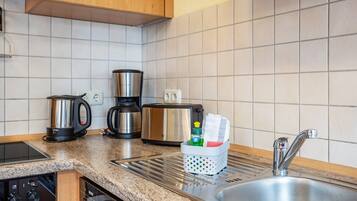 Cafetera y tetera, refrigerador, microondas y horno