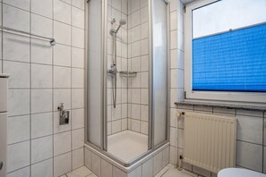 Dusche, Haartrockner, Handtücher