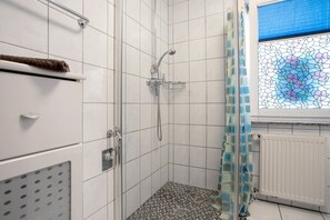 Dusche, Haartrockner, Handtücher