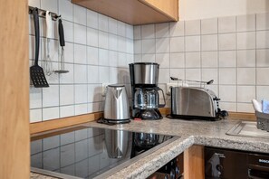 Køleskab, mikrobølgeovn, ovn, kogeplade