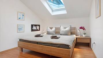 2 bedrooms, iron/ironing board, free WiFi, bed sheets