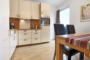 Kjøleskap, mikrobølgeovn, ovn og kokeplater