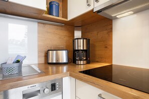 Frigorifero, microonde, forno, piano cottura
